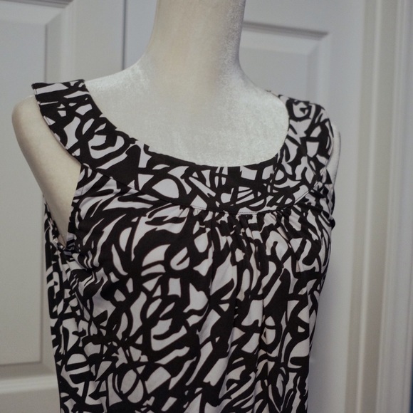 Sleeveless Blouse - Picture 4 of 4